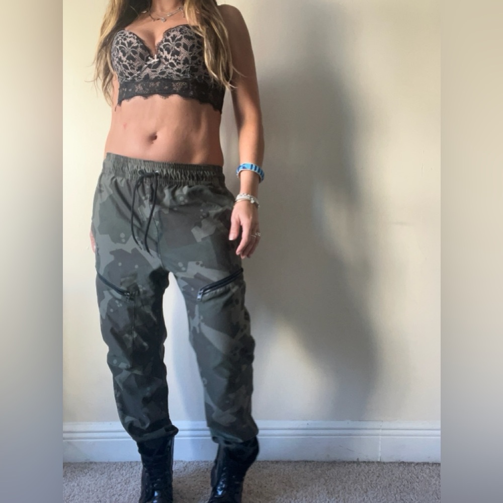Under Armour Menβs Camo Cargo Jogger PantsππSmall ππ - Picture 7 of 12